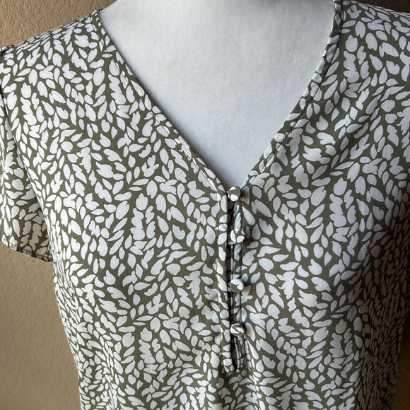Loft Outlet green and white tulip sleeve top, size small petite - Picture 2 of 7